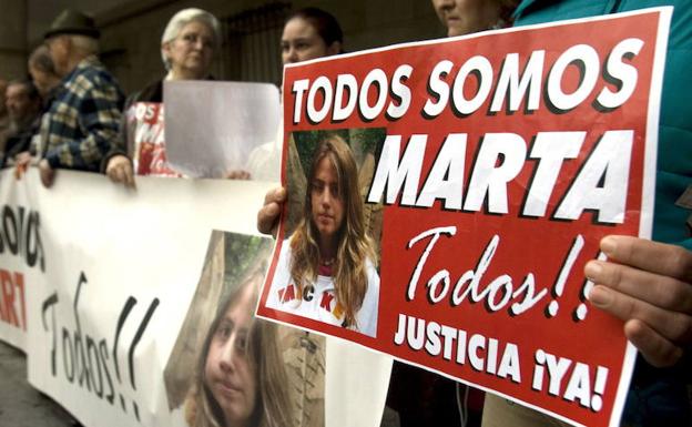 Miembros de la plataforma Marta del Castillo se manifiestan ante la Audiencia de Sevilla. 