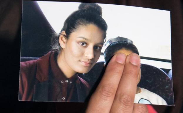 Renu Begum, hermana de Shamima, muestra una fotografía de la joven.