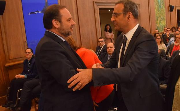 Fernando Lastra y José Luis Ábalos, esta mañana en Madrid. 