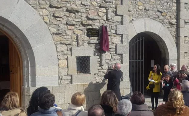 Descubrimiento de la placa en honor al párroco de Ciñera, don Florentino.
