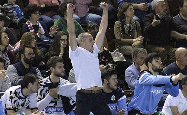 Rafa Guijosa, en un partido con el Abanca Ademar.