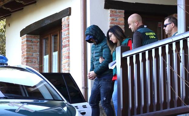 Pedro Nieva, el principal sospechoso del crimen de Ardines, tras finalizar el registro en su domicilio, acompañado por agentes de la Guardia Civil. 