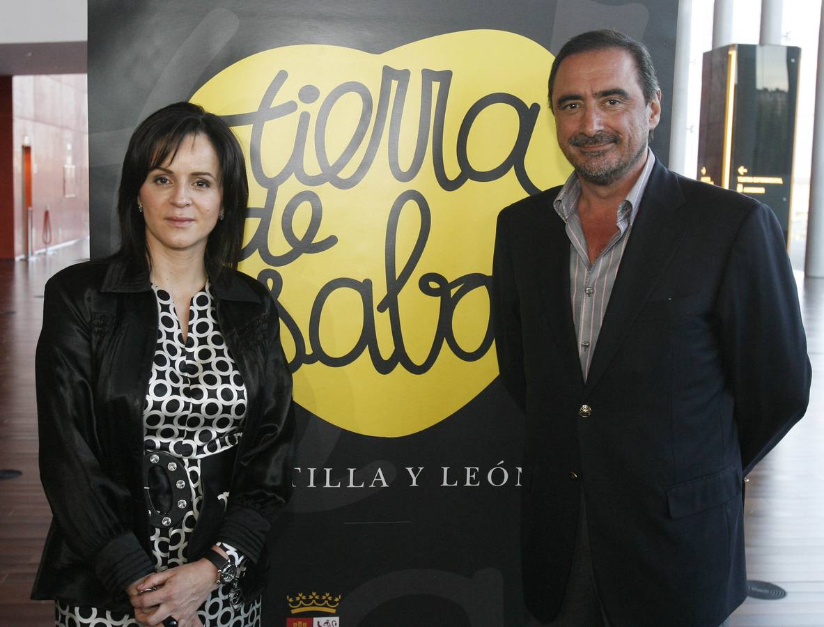 13.04.09 La consejera Silvia Clemente y el periodista Carlos Herrera, durante la presentación oficial hoy en Valladolid de la iniciativa "Tierra de Sabor" para alimentos de Castilla y León.