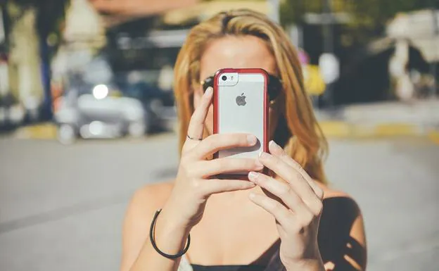 Una joven realiza fotografías con su móvil durante una jornada con altas temperaturas.