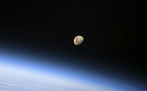 La luna, sobre la atmósfera terrestre, vista desde el Discovery.