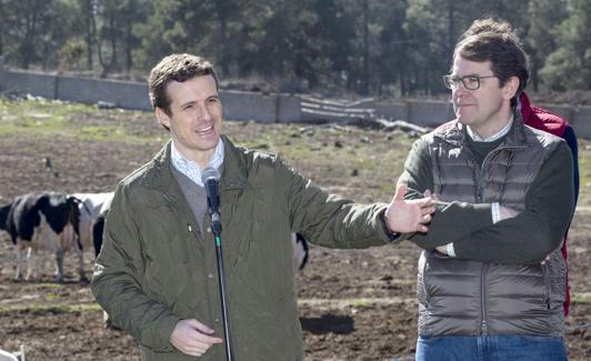 Casado, junto a Alfonso Fernández Mañueco, este viernes.