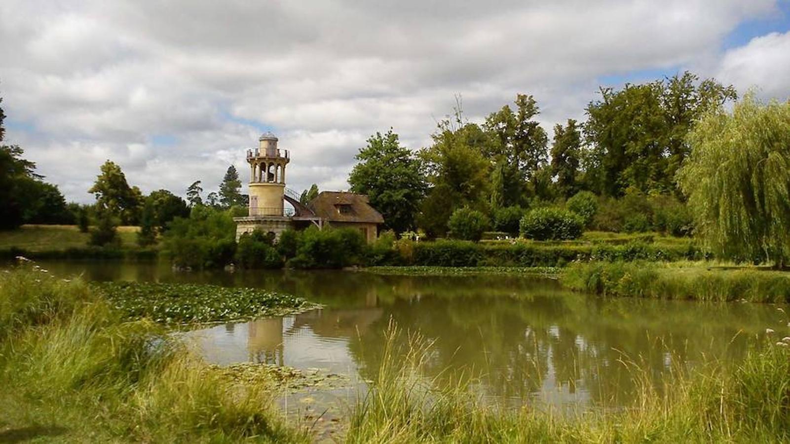 Versalles, Francia | Pasar una noche entre los árboles del bosque de Versalles es otra de las maneras de disfrutar de la acampada de una forma especial. Aquí se encuentra el camping Huttopia Versailles, en el que se puede vivir la naturaleza sin dejar de lado algunas comodidades: puedes alquilar una cabaña, tienda de campaña o una caravana. 