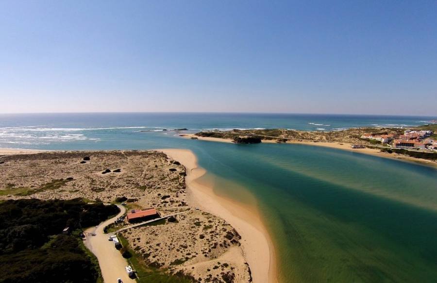 Vila Nova de Milfontes, Portugal | Un destino ideal para los amantes de surf, cerca del mar portugués y su cálido clima, con playas poco frecuentadas donde poder desconectar y disfrutar del deporte y la naturaleza. 