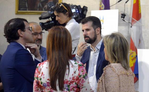 Luis Fuentes mira a Silvia Clemente durante una conversación con Tudanca y Mañueco.