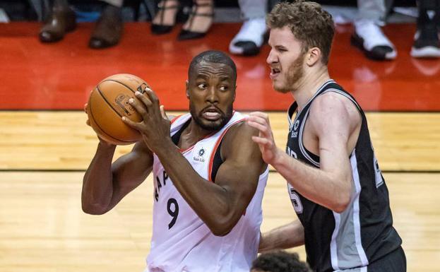 Serge Ibaka (i) en acción ante Jakob Poeltl (d) de San Antonio Spurs.