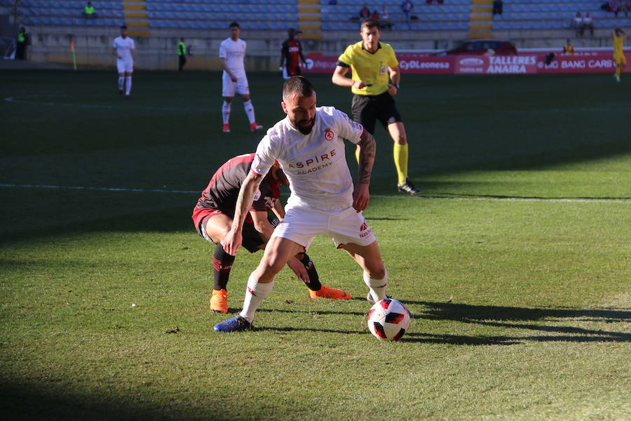 El equipo leonés se deshace con facilidad del Unión Adarve gracias a los goles de Saúl, Aridane y Yeray | Los hombres de Aira logran completar uno de sus mejores partidos y dejan la portería a cero, dando una alegría completa a su afición