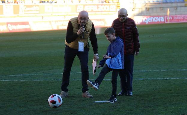 Imagen principal - Algunos momentos del descanso del partido. 