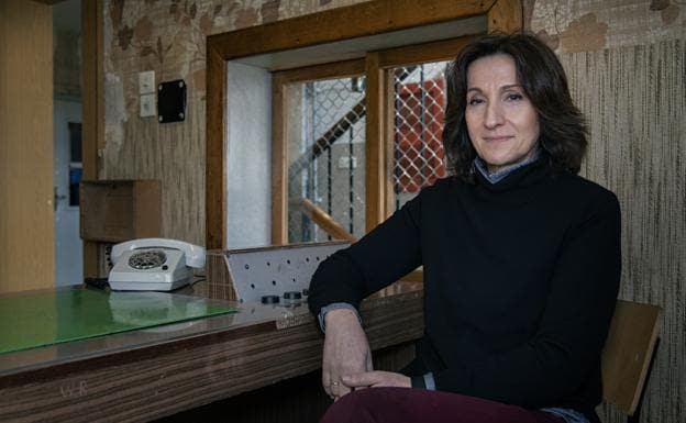 Paloma Sánchez-Garnica posa en la sede de la Stasi de Berlín, hoy convertida en museo.