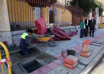 Imagen secundaria 1 - El Ayuntamiento retira el cableado de la fachada de la iglesia de San Francisco de La Vega, una demanda histórica de los vecinos