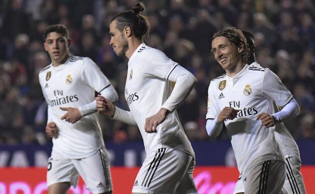 Gareth Bale celebra junto a sus compañeros el segundo gol del Madrid.