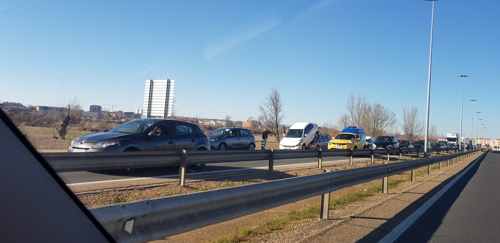 Fotos: Aparatosa colisión en la Ronda Este