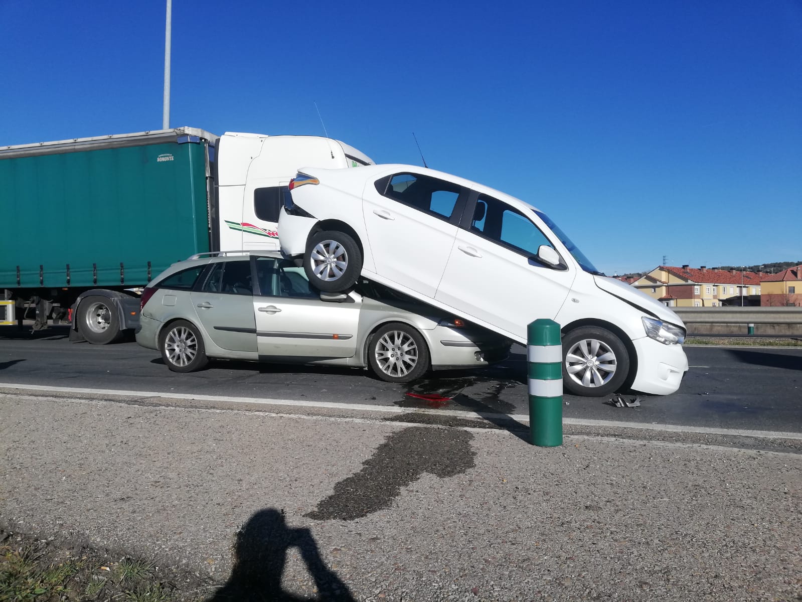 Fotos: Aparatosa colisión en la Ronda Este