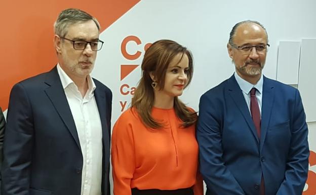 Silvia Clemente, entre José Manuel Villegas y Luis Fuentes,en la sede regional de Ciudadanos en Valladolid.