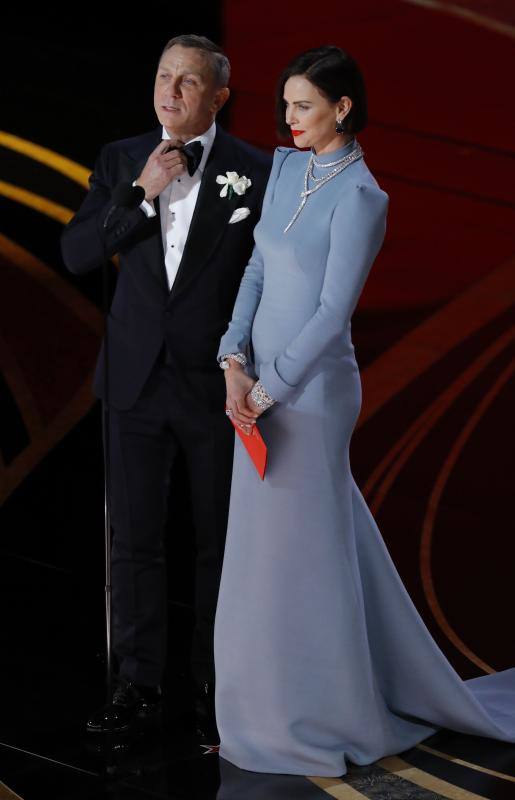 Daniel Craig y Charlize Theron presentan el premio al 'mejor actor de reparto'.