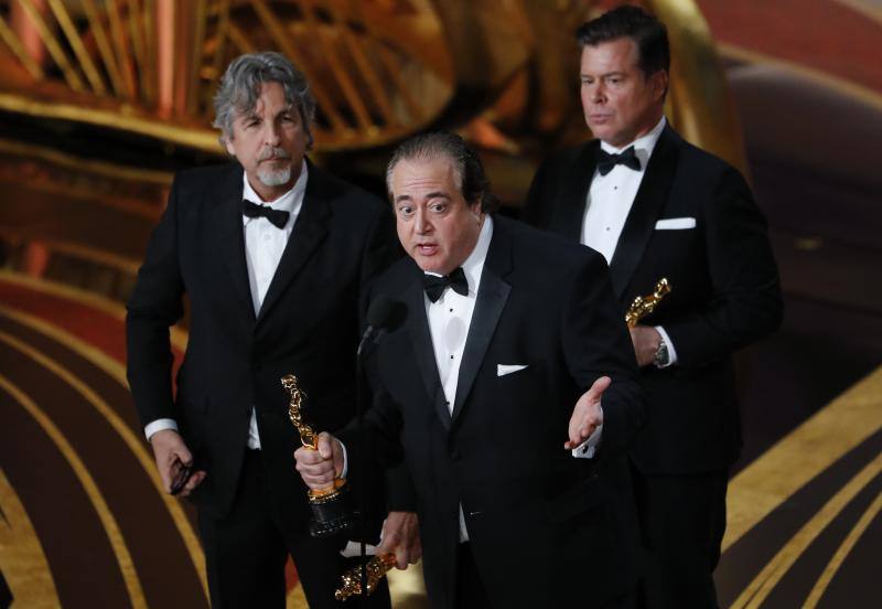 Nick Vallelonga, Brian Currie y Peter Farrelly recogen el Oscar al 'mejor guion' por su trabajo en 'Green Book'.
