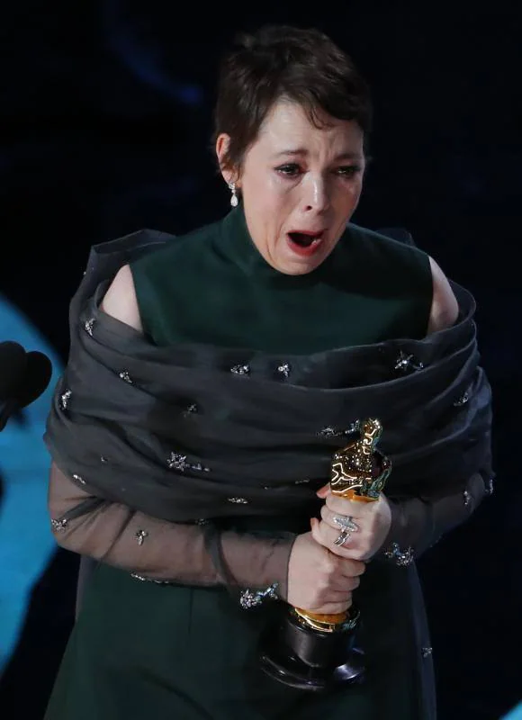 Olivia Colman recibe emocionada el Oscar a 'mejor actriz' por su interpretación en 'La Favorita'.