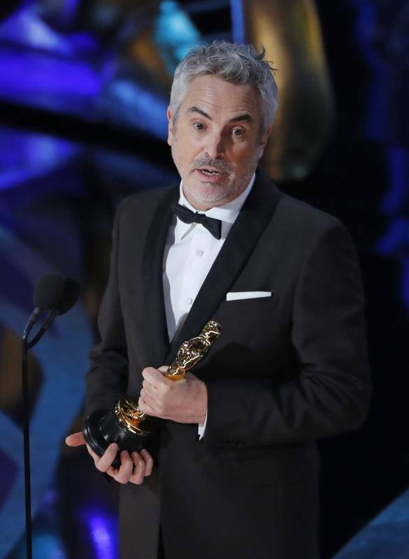 El director mexicano Alfonso Cuaron recoge el Oscar a la 'mejor fotografía' por 'Roma'.