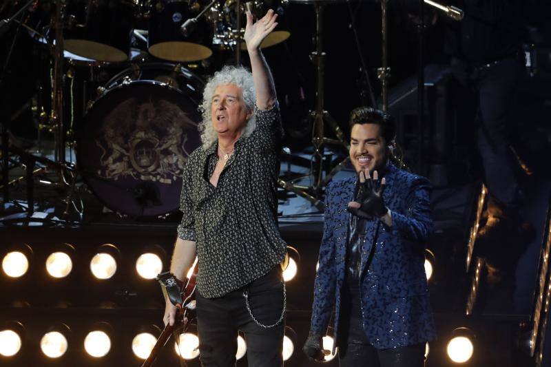 El guitarrista Brian May, de Queen, y Adam Lambert (dcha.), han abierto la ceremonia de los Oscars a ritmo de rock.