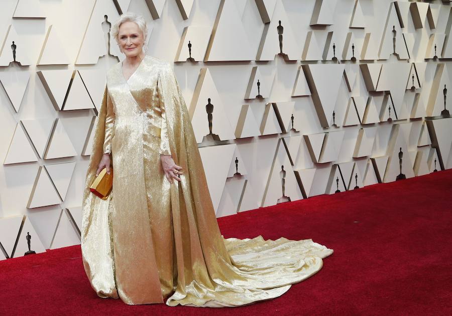 Glenn Close ha acudido a la alfombra roja con un vestido dorado con mangas capa de Carolina Herrera que pesa veinte kilos y esta realizado con 4.000 hilos.