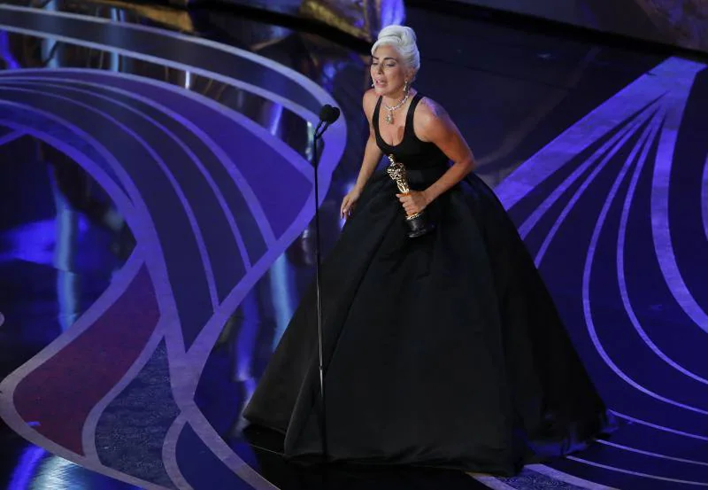 Lady Gaga recibe el Oscar a la 'mejor canción original' por 'Shallow', perteneciente a la banda sonora de 'Ha nacido una estrella'.