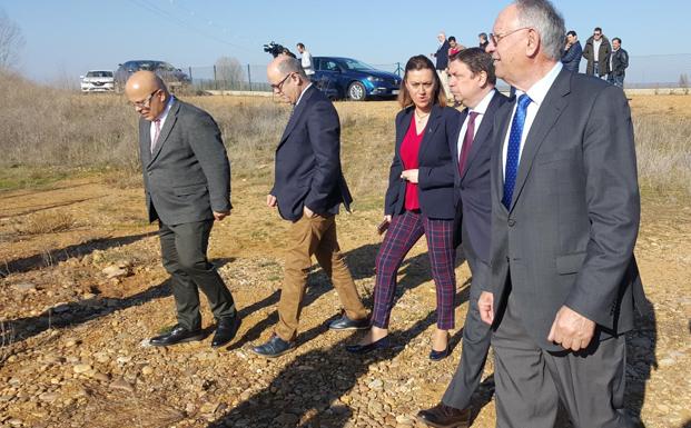 Luis Planas, acompañado por diferentes autoridades, durante su visita a Hospital de Órbigo.