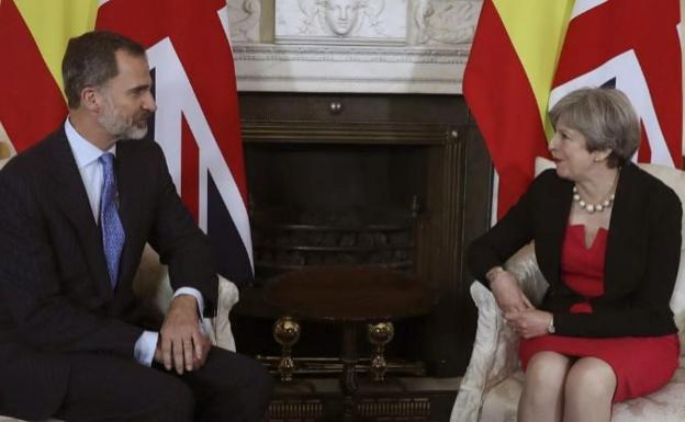 El rey Felipe VI junto a la primera ministra británica, Theresa May, en una imagen de archivo. 