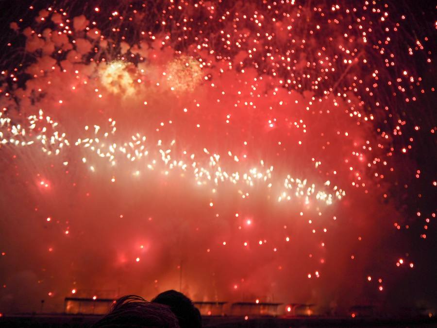 Fotos: La mascletá más alta de la historia de las Fallas