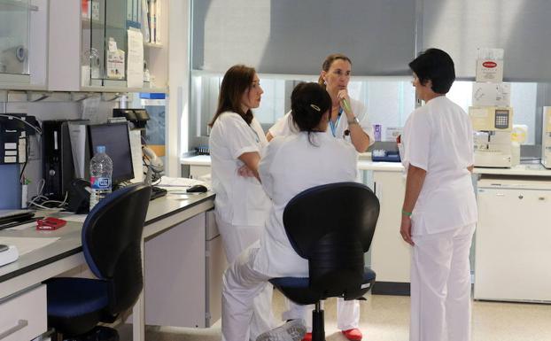 Médicos y residentes en el Hospital RíoHortega de Valladolid. :: 