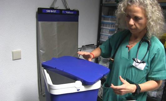 La doctora Ana María Domínguez Berrot muestra una de las neveras que sirven para trasladar los órganos. 