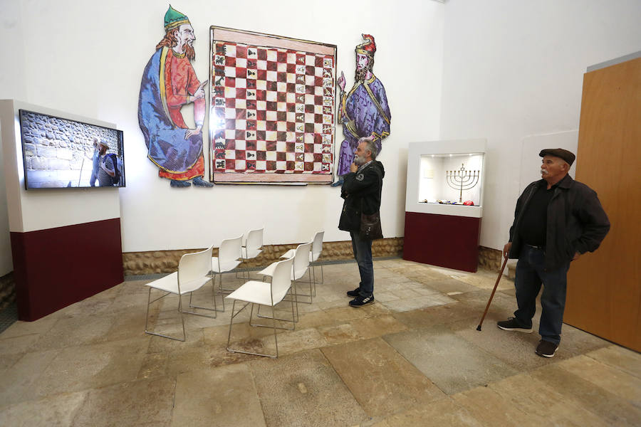 El alcalde de León, Antonio Silván, inaugura el Centro de Interpretación de las Tres Culturas, ubicado en la iglesia de San Pedro Apóstol del barrio de Puente Castro