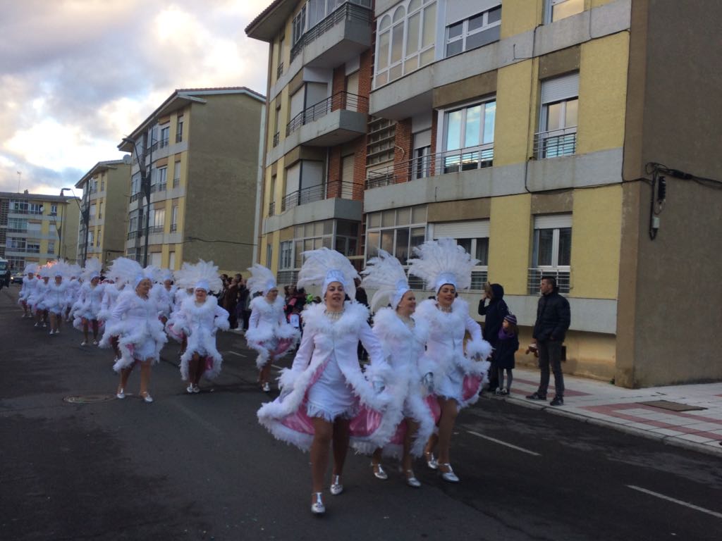 La comitiva partirá a las 18 horas del entorno de la Casa de Cultura de Pinilla para finalizar el recorrido en el parque de la Era de Trobajo del Camino, donde habrá reparto de chocolate y orejas de Carnaval en una fiesta amenizada por una discoteca móvil