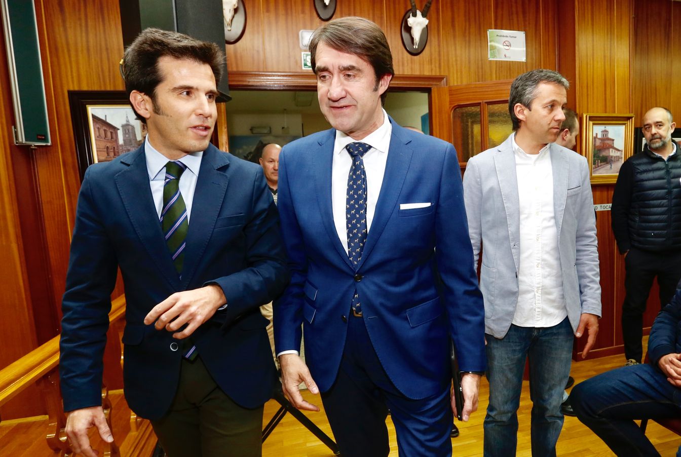 El consejero de Fomento y Medio Ambiente, Juan Carlos Suárez-Quiñones; el director general de Deportes, Alfonso Lahuerta y el alcalde de Riaño, Fernando Moreno, presentan la IV Edición de Música en la Montaña