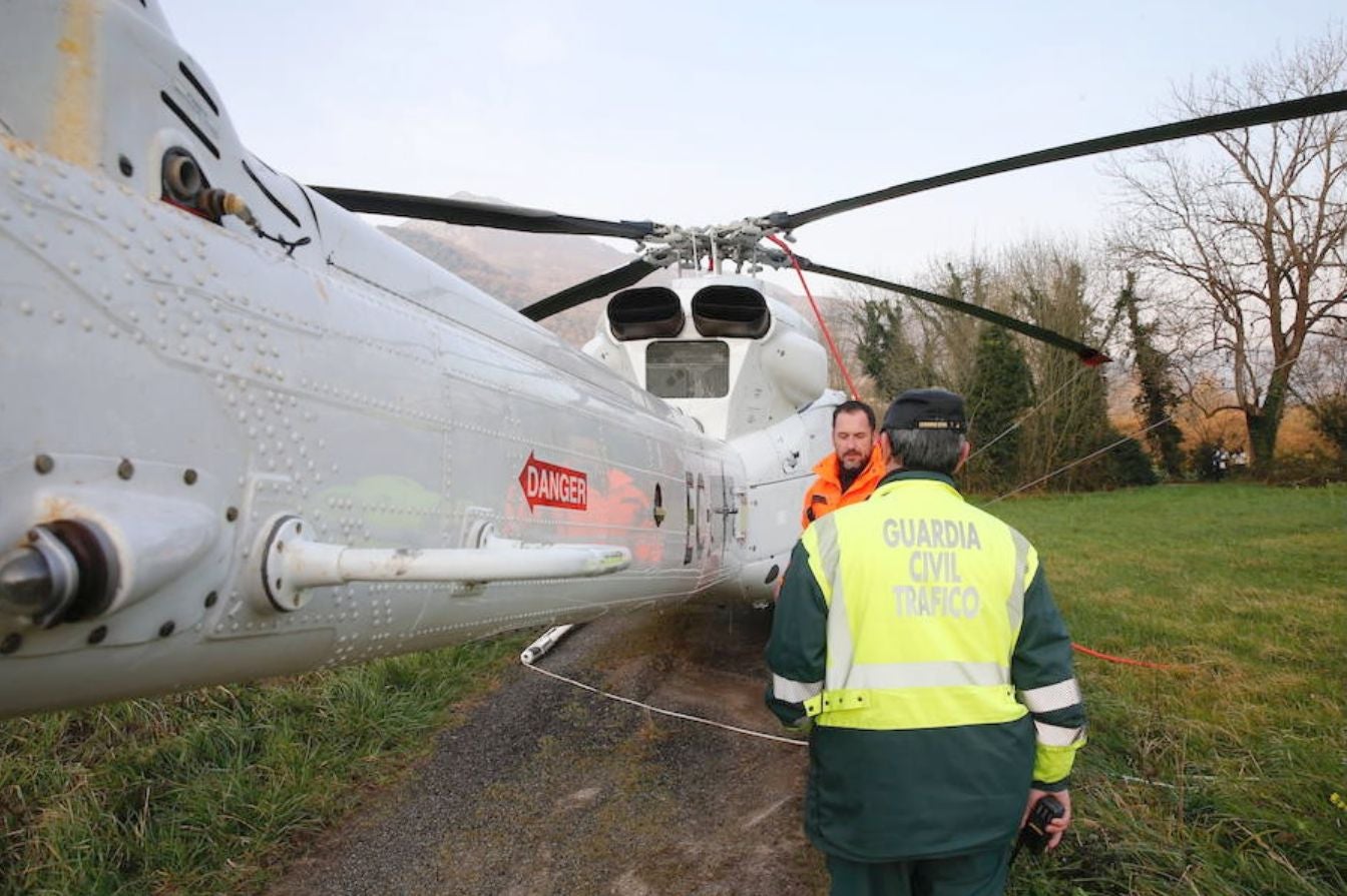 Recuperan el helicóptero de la BRIF de Tabuyo que cayó al río Narcea en Belmonte cuando trabaja en la extinción de un incendio forestal | Ha sido izado por otra aeronave, que lo ha depositado en tierra, donde se trabaja en el desmontaje de las hélices para su evacuación