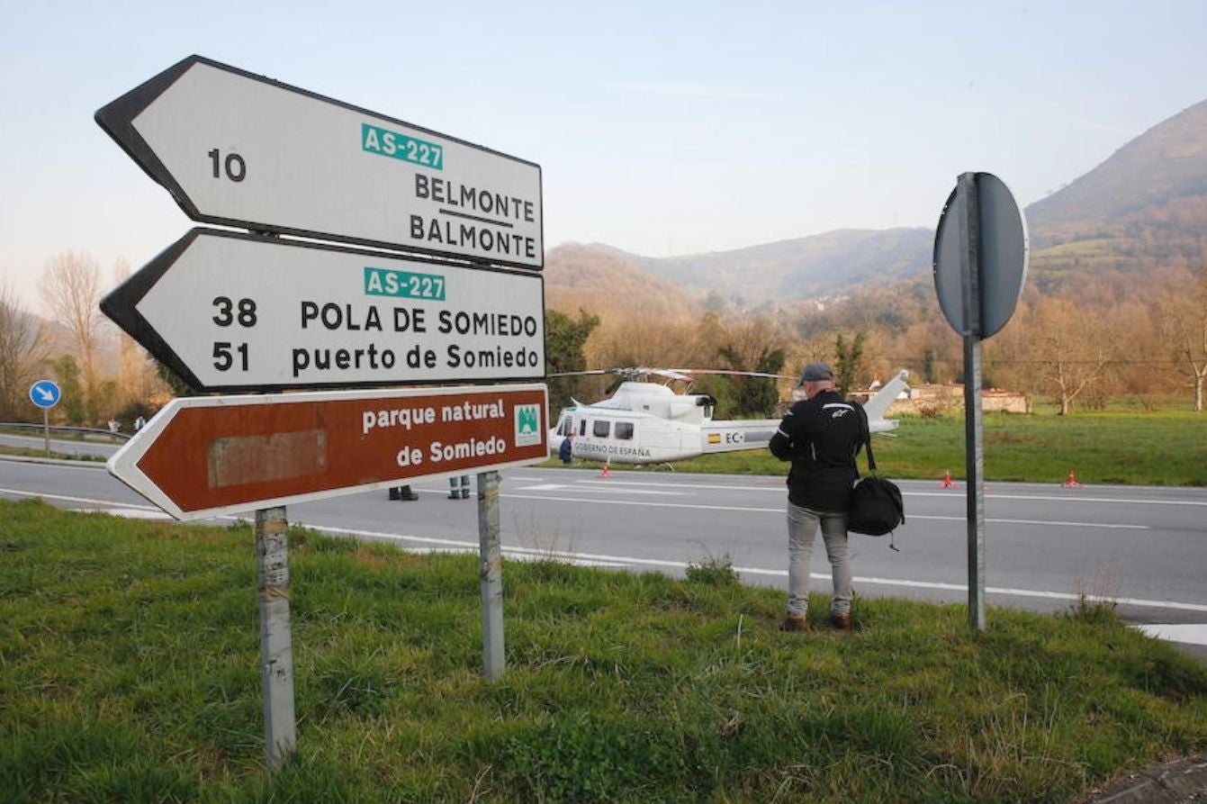 Recuperan el helicóptero de la BRIF de Tabuyo que cayó al río Narcea en Belmonte cuando trabaja en la extinción de un incendio forestal | Ha sido izado por otra aeronave, que lo ha depositado en tierra, donde se trabaja en el desmontaje de las hélices para su evacuación