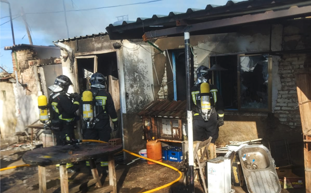 Efectivos de los Bomberos de León en el lugar de los hechos. 