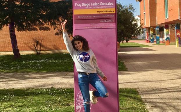 Alba Sánchez, a la entrada de su instituto. 