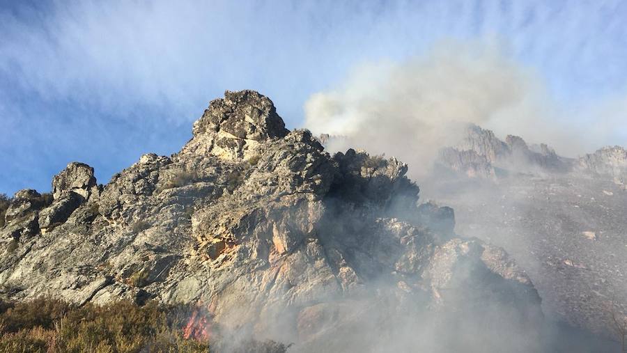 Fotos: Imágenes aéreas del fuego en la Cabrera