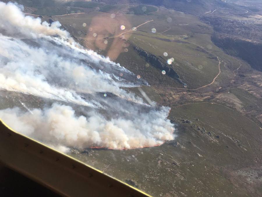 Fotos: Imágenes aéreas del fuego en la Cabrera