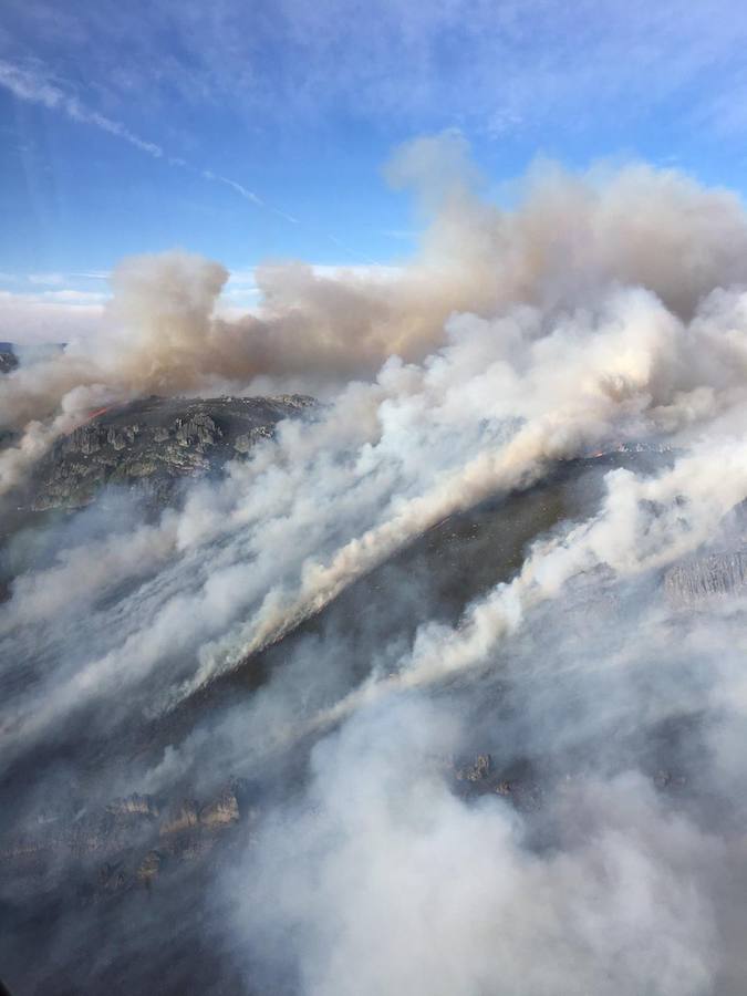 Fotos: Imágenes aéreas del fuego en la Cabrera