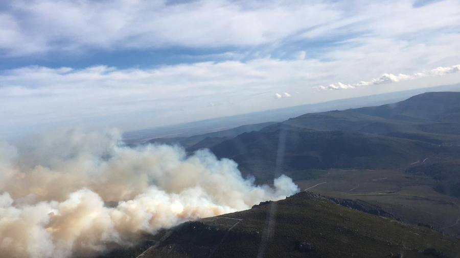 Fotos: Imágenes aéreas del fuego en la Cabrera