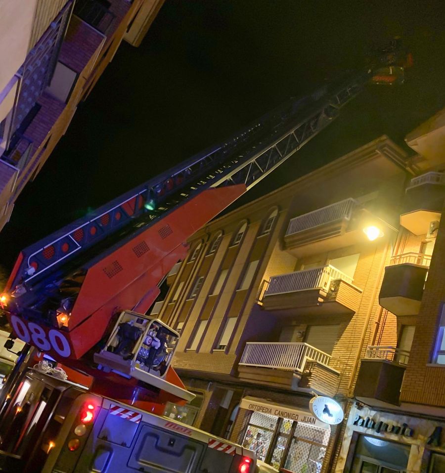 Caídas de elementos en fachadas y antenas, además de un incendio en Villanueva del Carnero e incidencias médicas tuvieron que ser atendidas por Bomberos de León