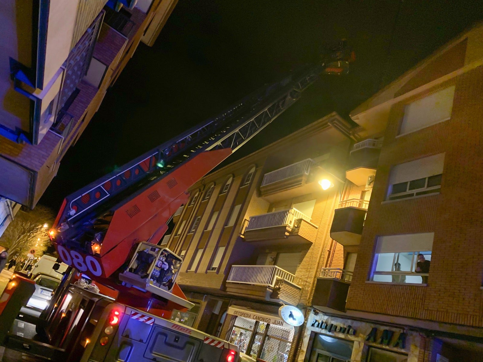 Caídas de elementos en fachadas y antenas, además de un incendio en Villanueva del Carnero e incidencias médicas tuvieron que ser atendidas por Bomberos de León