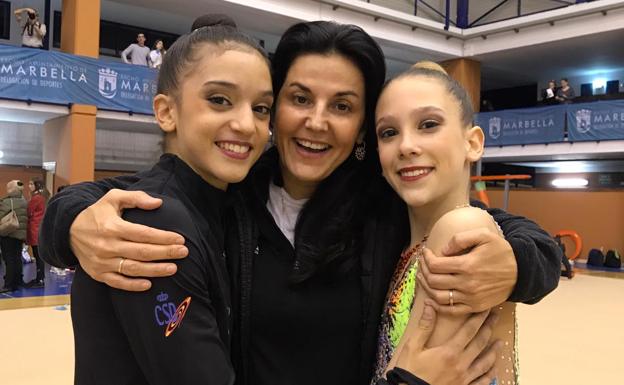 Sara Llanada (I), junto a su entrenadora Ruth Fernández (C) y la gimnasta argentina Sol Martínez (D).