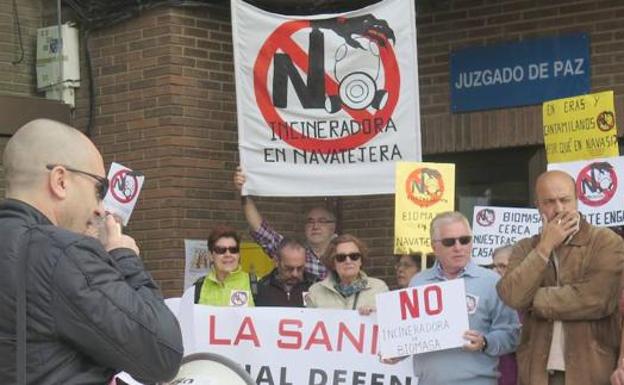 Protesta de los vecinos de Navatajera contra la central de biomasa.