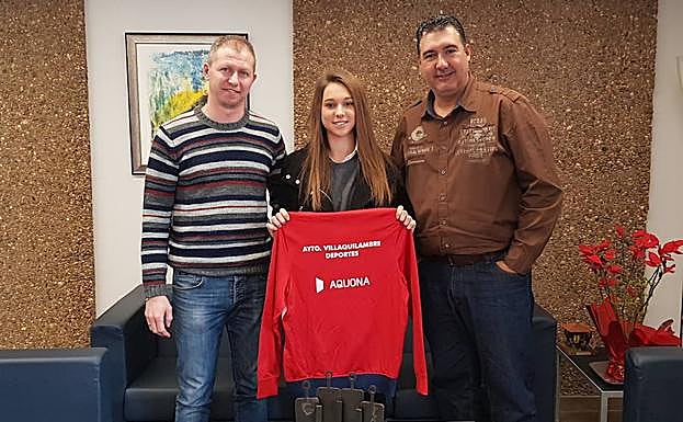 Tania Fernández, junto al alcalde, Jorge Pérez, y el concejal de Deportes, Juanjo Moro.